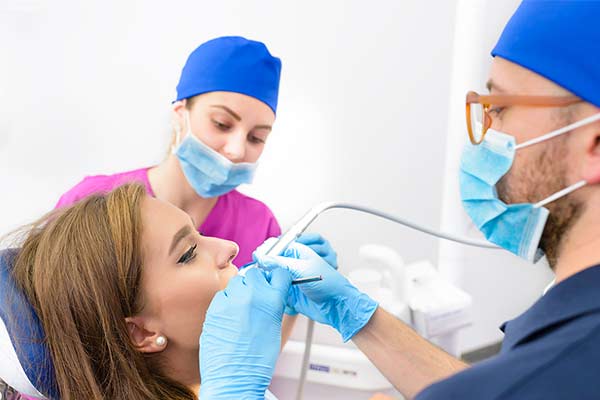 ارتودنسی همراه با ارتوسرجری کم‌تهاجمی در اصلاح ناهنجاری‌های شدید فک و صورت